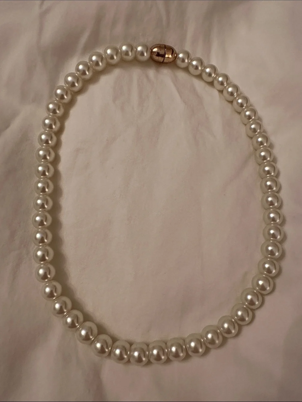Elegant Faux Pearl Necklace with Gold Clasp (magnetic)